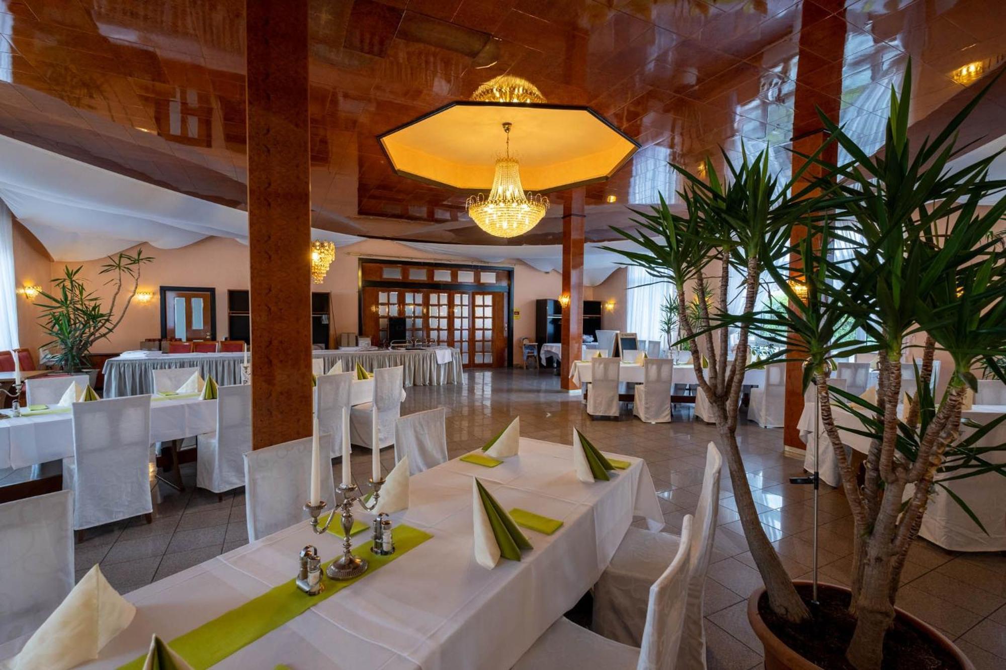 Kraichtaler Hof Hotel ภายนอก รูปภาพ