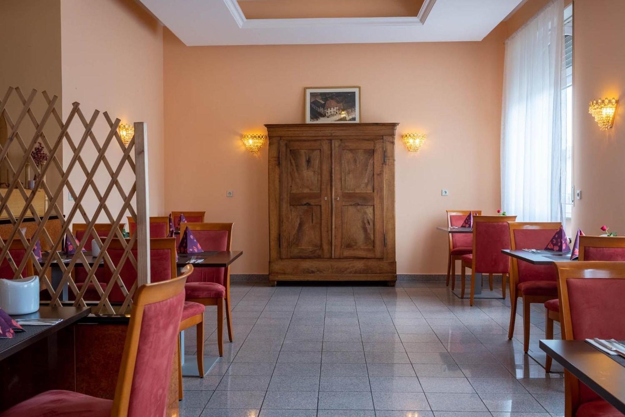 Kraichtaler Hof Hotel ภายนอก รูปภาพ