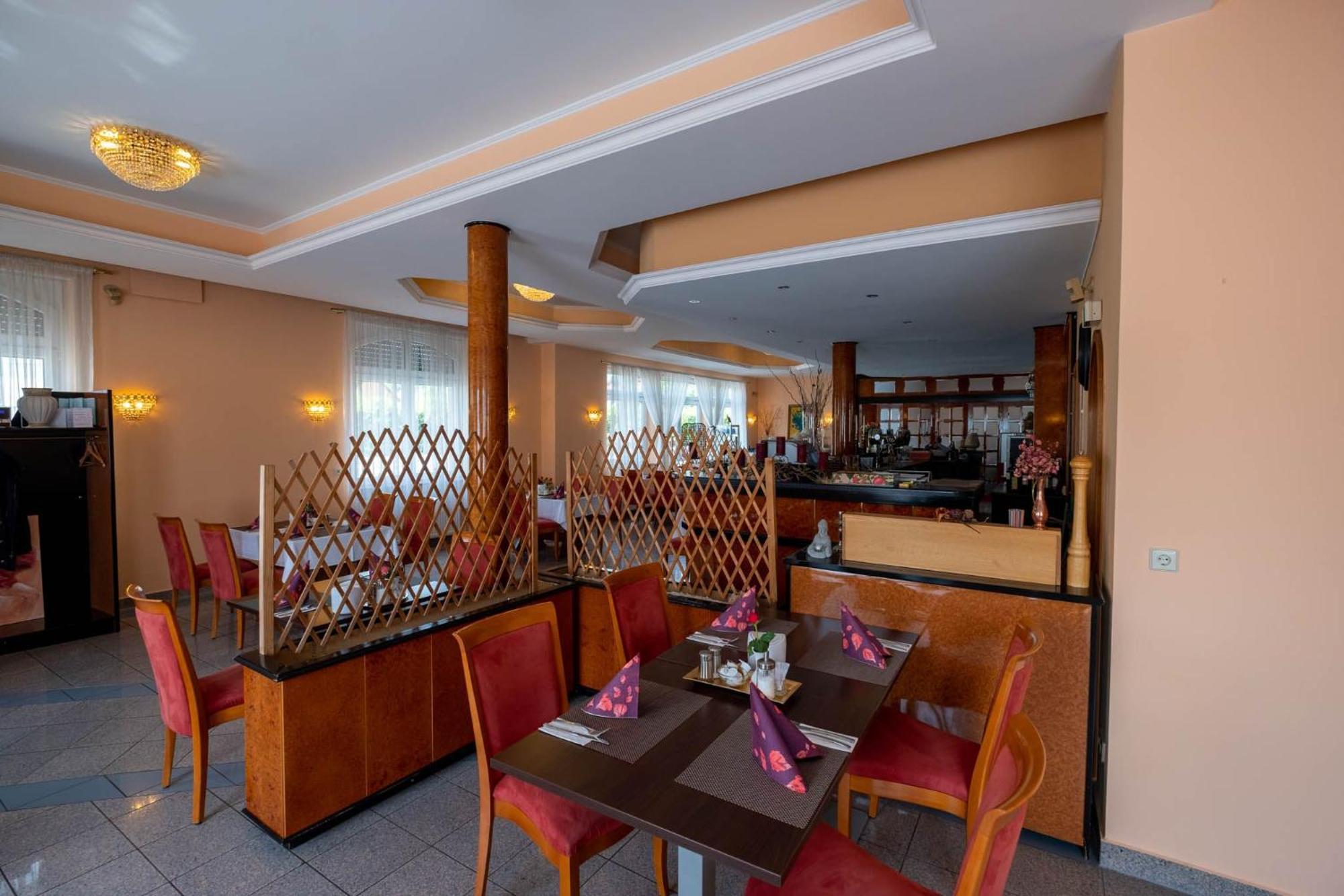 Kraichtaler Hof Hotel ภายนอก รูปภาพ