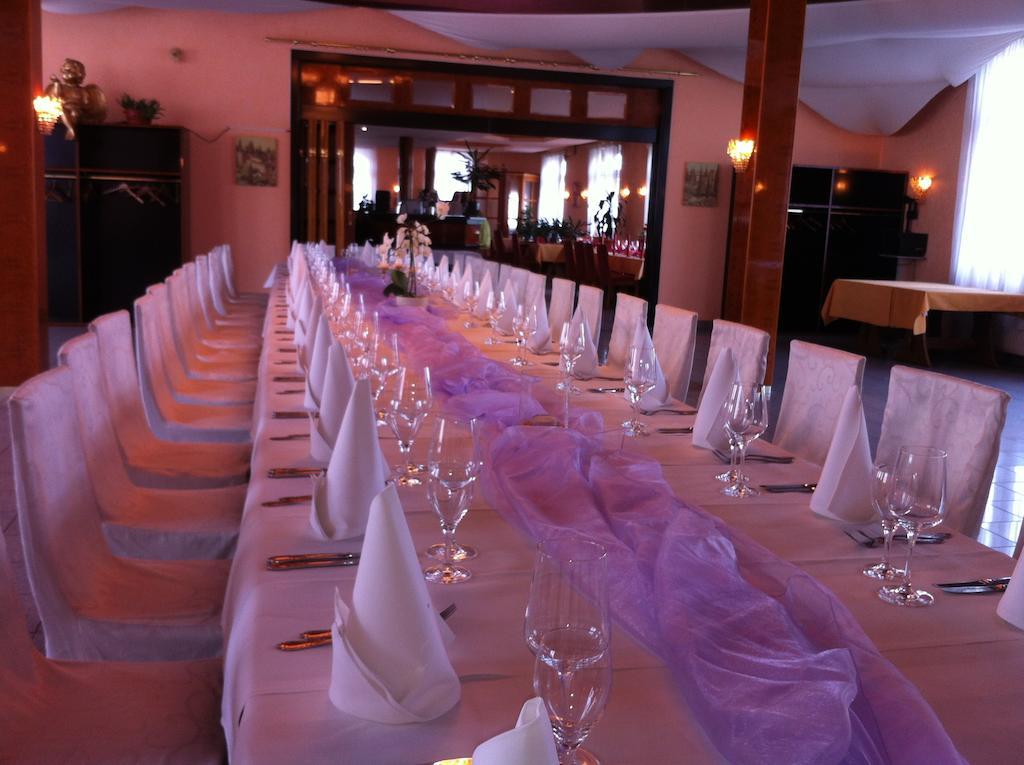 Kraichtaler Hof Hotel ภายนอก รูปภาพ