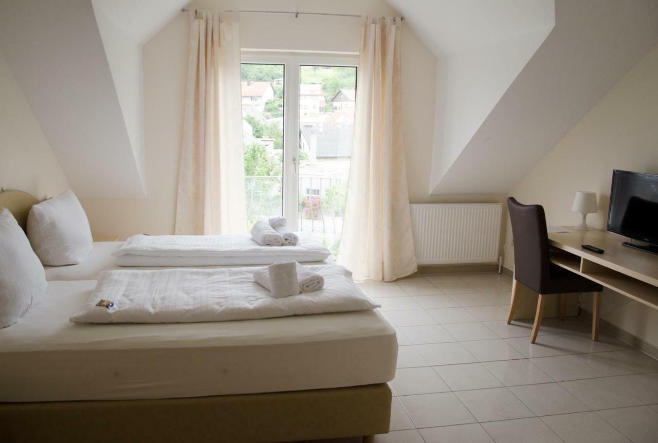 Kraichtaler Hof Hotel ภายนอก รูปภาพ